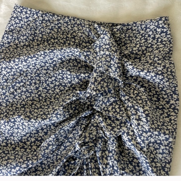 Veronica Beard Hazel Side Ruched
Ruffle Floral midi skirt - Picture 4 of 5